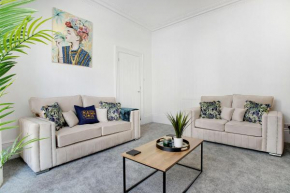 Spacious & Modern Oasis, 4-Bed House, Sleeps 7